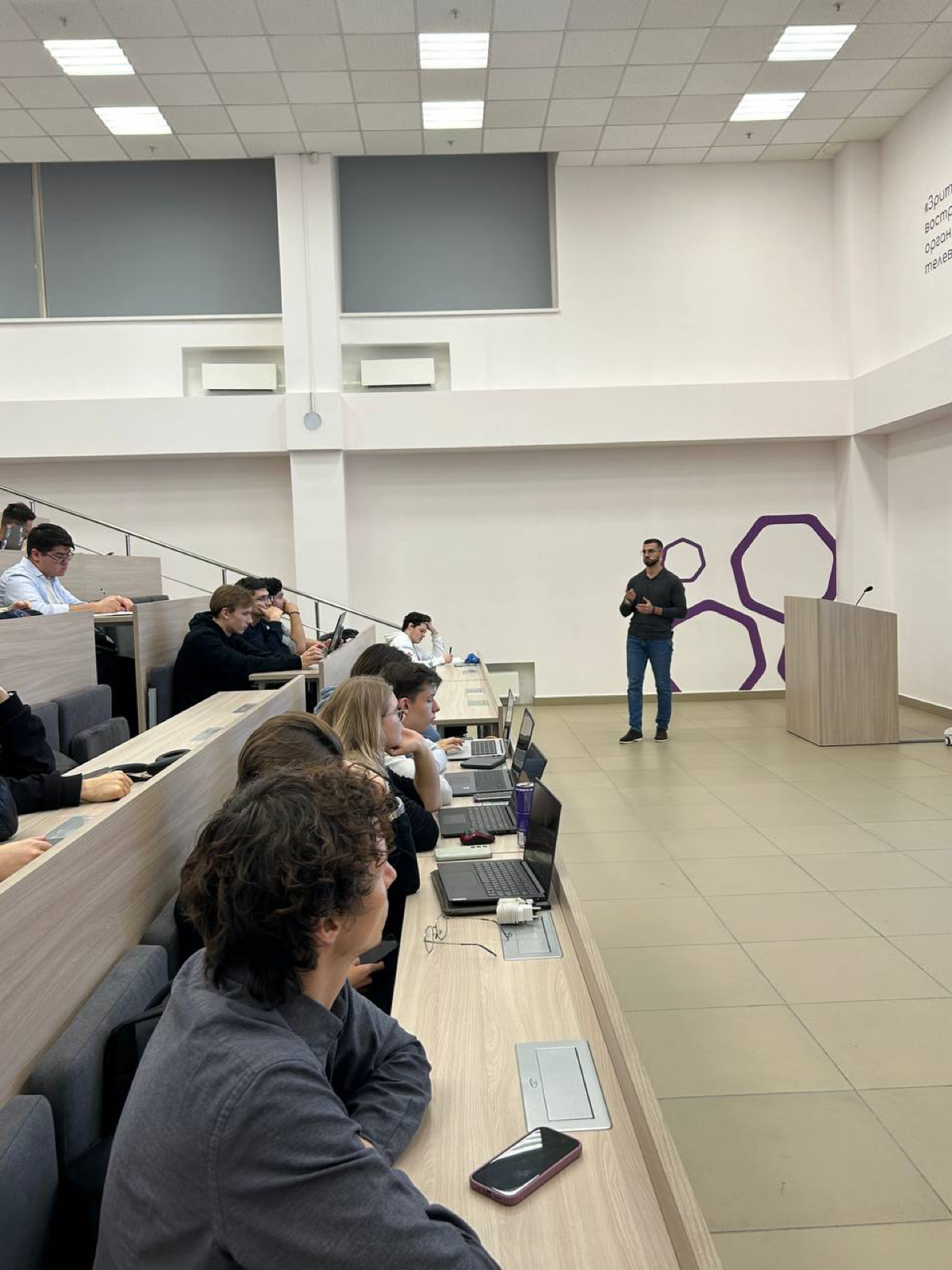 Вчера вновь вернулся «на сцену» публичных выступлений. Поделился опытом управления командами в быстрорастущих компаниях со студентами МТУСИ | Сетка — социальная сеть от hh.ru