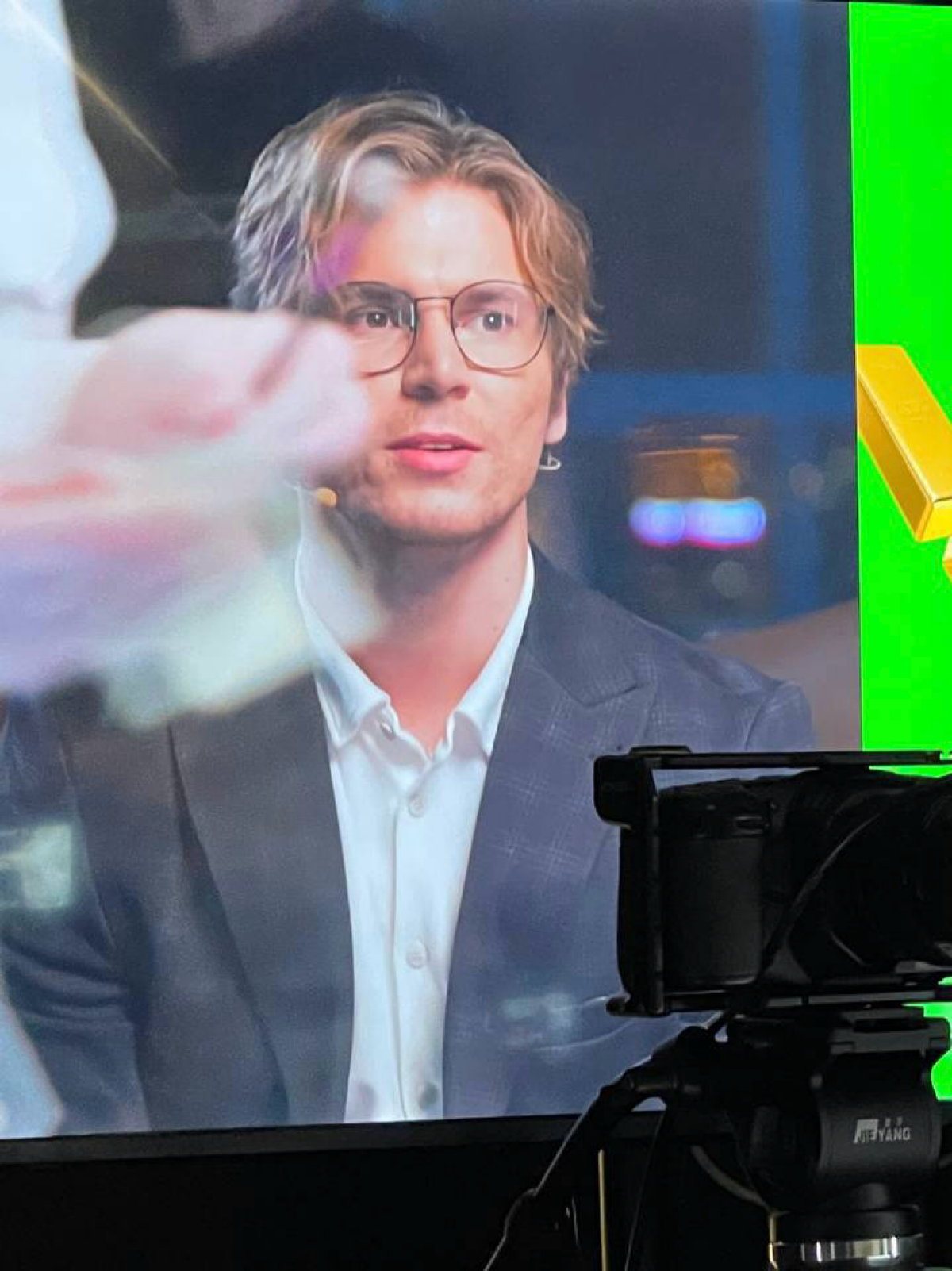 Если нужно, могу стать ведущим прямого эфира в своей компании и разыграть 100 слитков золота.
А какой вы HR-Бренд менеджер? | Сетка — социальная сеть от hh.ru