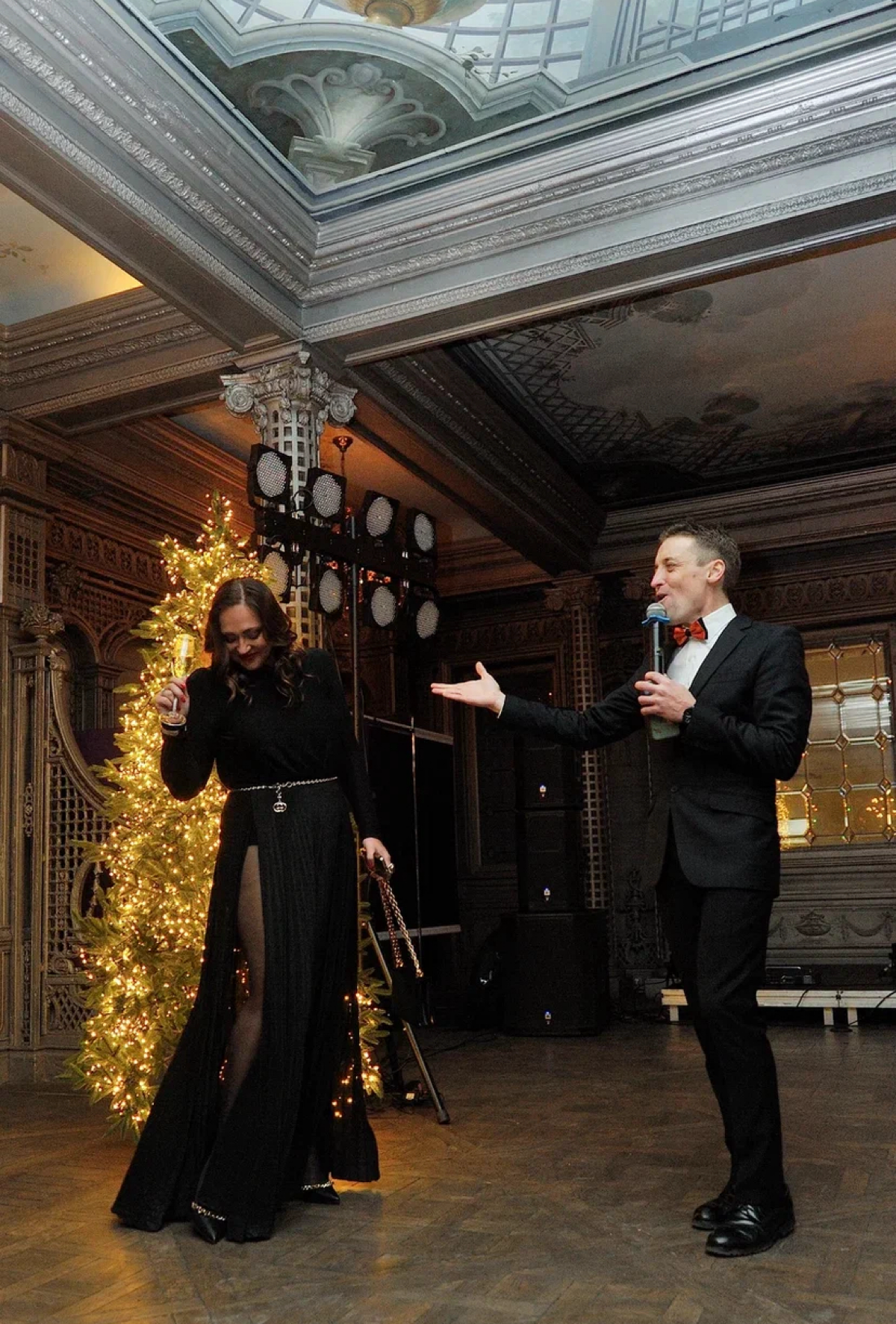 Когда приходит время новогодних мероприятий и вечерних нарядов, средний статистический мужчина с трудом узнаёт свою коллегу по работе | Сетка — социальная сеть от hh.ru