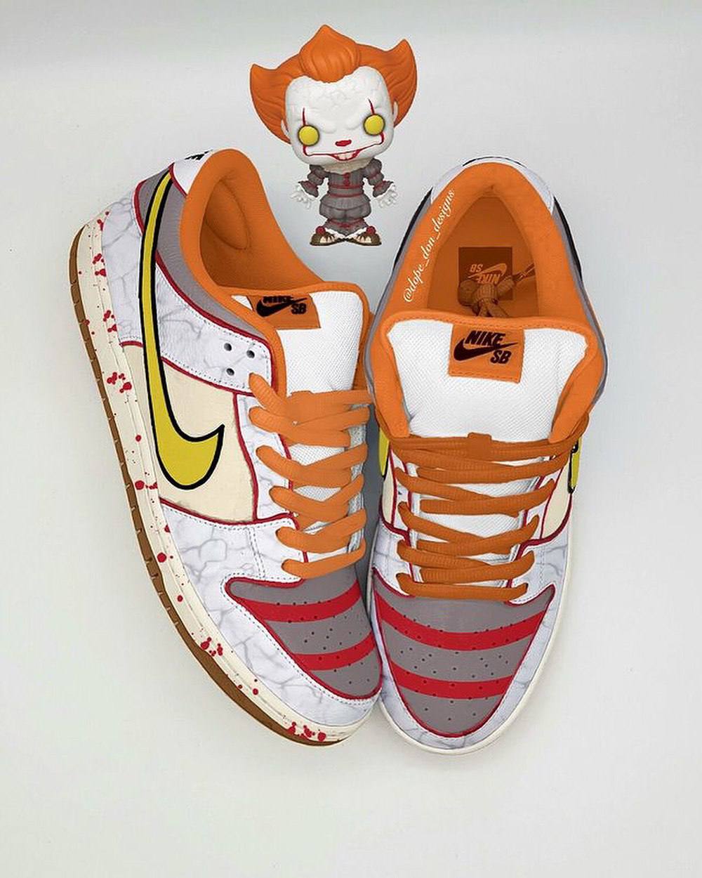 Какой классный кастомный дизайн Nike SB Dunks. Дизайнер Dop Done сделал кастомную подборку к Хэллоуину. Он вдохновлялся Чаки, Фредди Крюгером, Криком, Пилой и другими персонажами фильмов ужасов | Сетка — социальная сеть от hh.ru