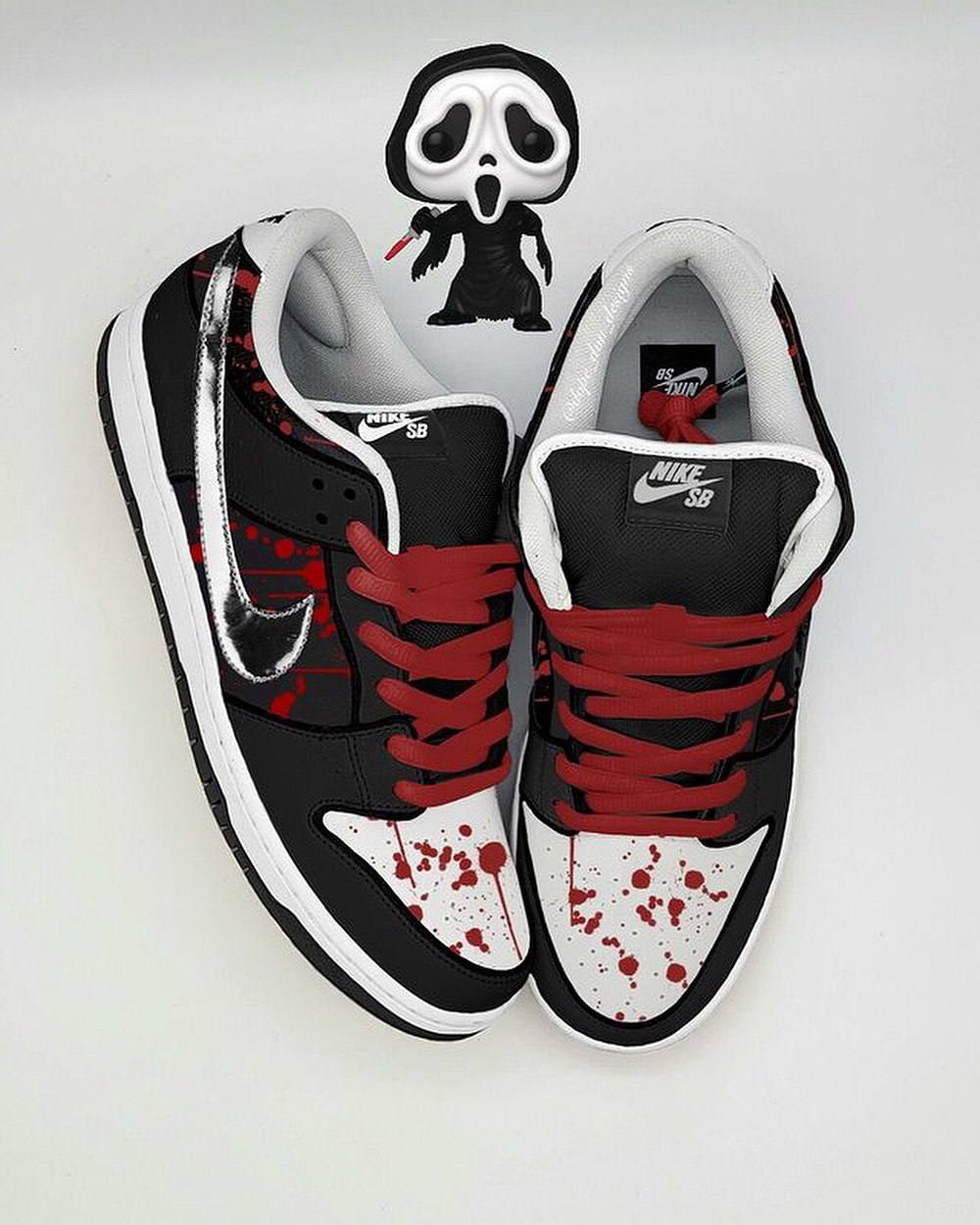 Какой классный кастомный дизайн Nike SB Dunks. Дизайнер Dop Done сделал кастомную подборку к Хэллоуину. Он вдохновлялся Чаки, Фредди Крюгером, Криком, Пилой и другими персонажами фильмов ужасов | Сетка — социальная сеть от hh.ru