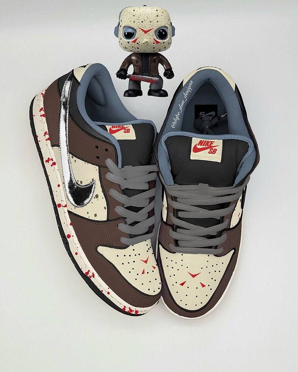 Какой классный кастомный дизайн Nike SB Dunks. Дизайнер Dop Done сделал кастомную подборку к Хэллоуину. Он вдохновлялся Чаки, Фредди Крюгером, Криком, Пилой и другими персонажами фильмов ужасов | Сетка — социальная сеть от hh.ru