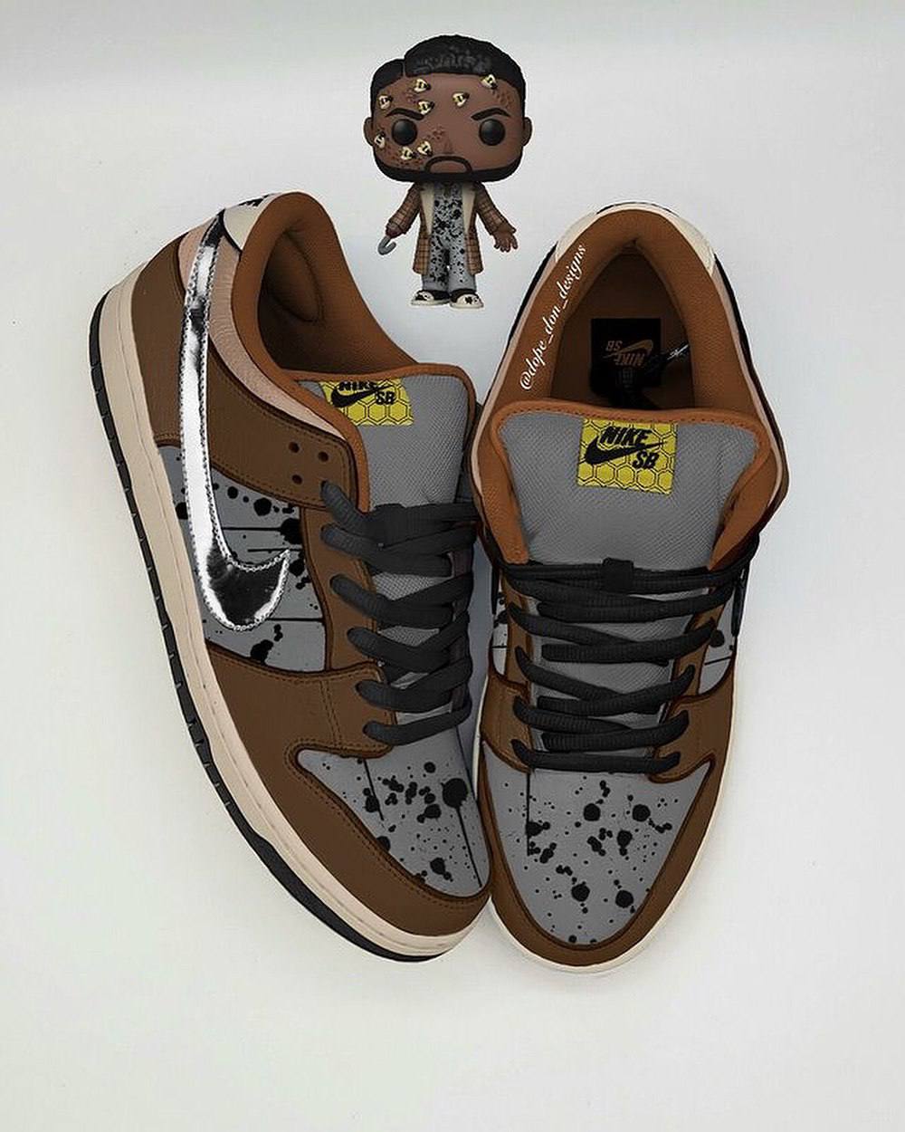 Какой классный кастомный дизайн Nike SB Dunks. Дизайнер Dop Done сделал кастомную подборку к Хэллоуину. Он вдохновлялся Чаки, Фредди Крюгером, Криком, Пилой и другими персонажами фильмов ужасов | Сетка — социальная сеть от hh.ru