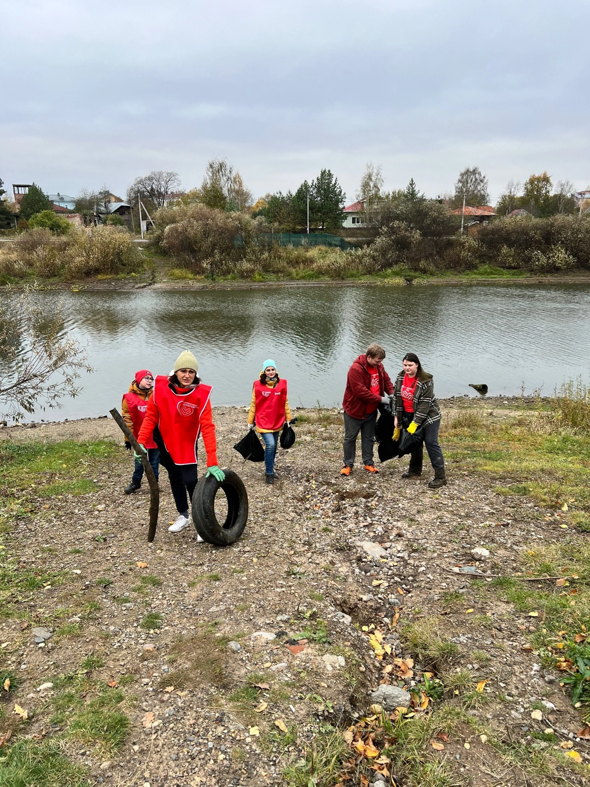 Убирали мы  немного нашу Вологду реку.
#волонтер #ржд #вологда #сжд | Сетка — социальная сеть от hh.ru
