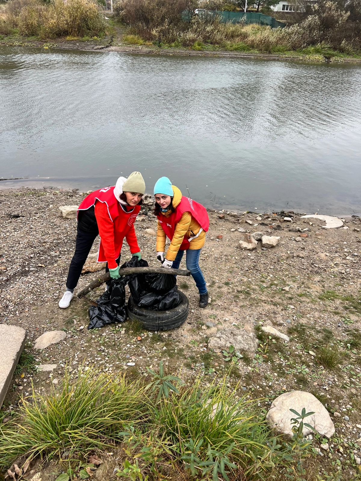 Убирали мы  немного нашу Вологду реку.
#волонтер #ржд #вологда #сжд | Сетка — социальная сеть от hh.ru