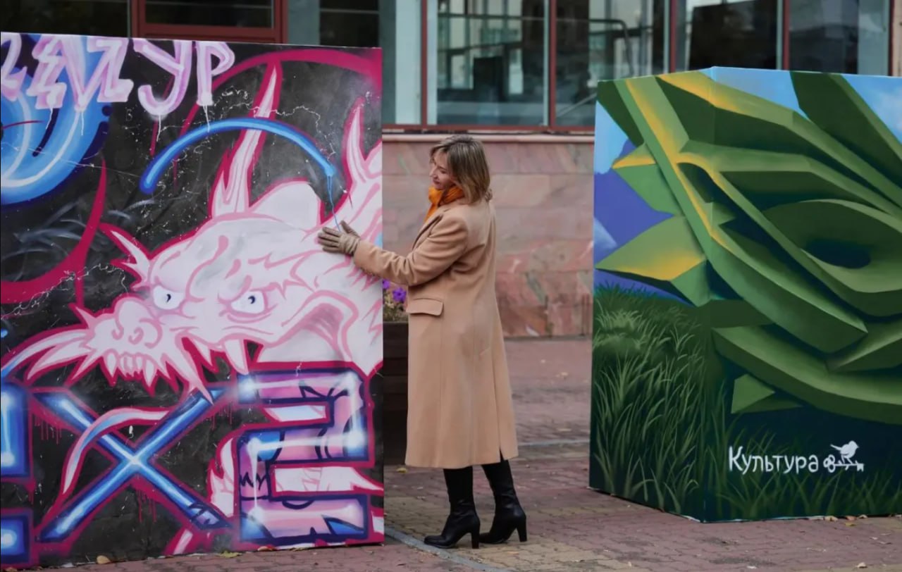 В Хабаровске установили три призмы с граффити, которые станут частью оформления международного фестиваля анимации «Анимур» | Сетка — социальная сеть от hh.ru