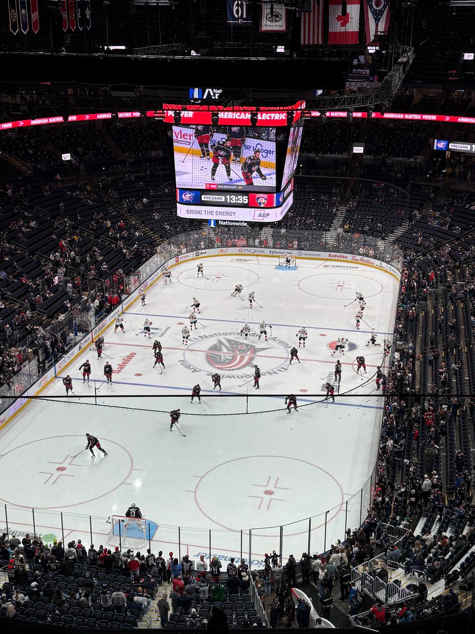 🔫 Наша подписчица Евгения, живущая в Коламбусе, поделилась фотками с домашнего матча-открытия сезона «Блю Джекетс».
Скажем спасибо Евгении своими реакциями на этот пост!
Ещё пара фоток в комментах | Сетка — социальная сеть от hh.ru