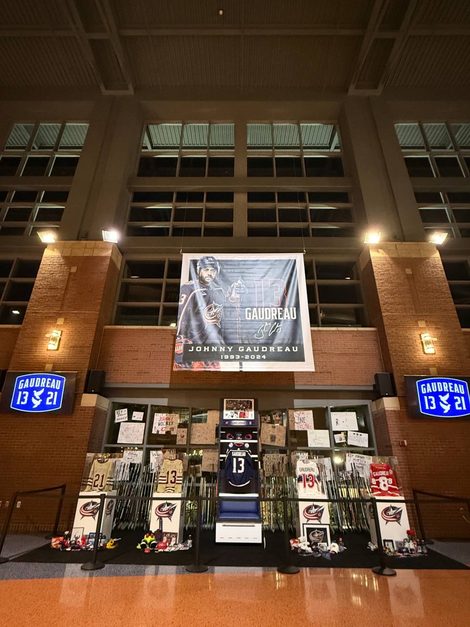 🔫 Наша подписчица Евгения, живущая в Коламбусе, поделилась фотками с домашнего матча-открытия сезона «Блю Джекетс».
Скажем спасибо Евгении своими реакциями на этот пост!
Ещё пара фоток в комментах | Сетка — социальная сеть от hh.ru