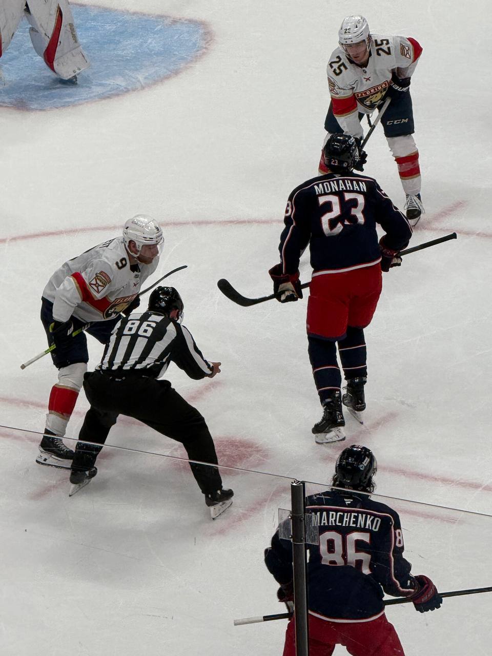 🔫 Наша подписчица Евгения, живущая в Коламбусе, поделилась фотками с домашнего матча-открытия сезона «Блю Джекетс».
Скажем спасибо Евгении своими реакциями на этот пост!
Ещё пара фоток в комментах | Сетка — социальная сеть от hh.ru