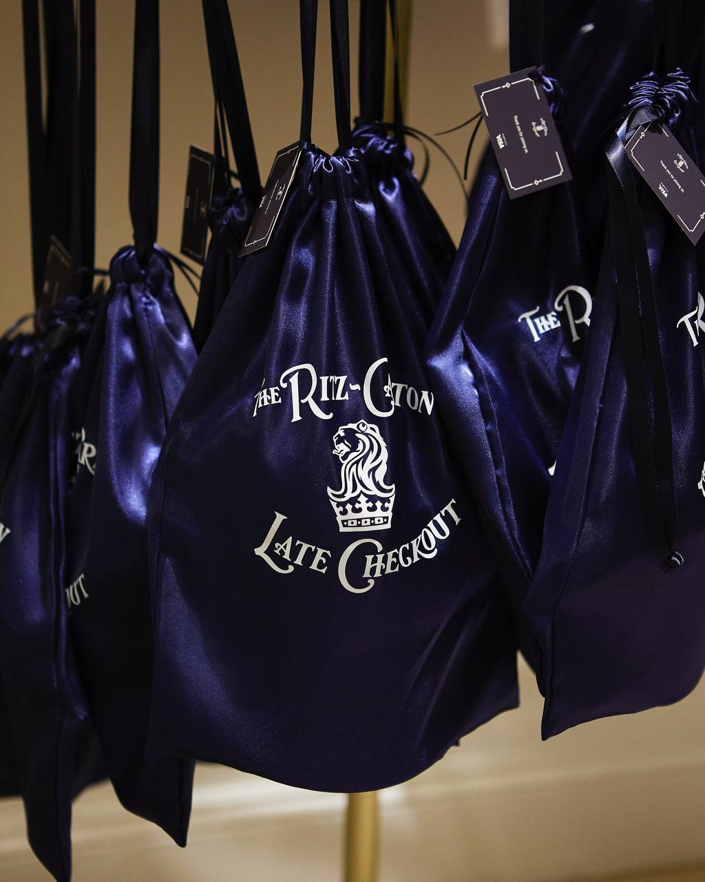 Ritz-Carlton × Late Checkout
— люблю отельную нишу и всегда с большим удовольствием наблюдаю за бренд-активностями в ней✨
Хотя эта коллаборация, мне кажется, получилась скучноватая, здорово, что она в... | Сетка — социальная сеть от hh.ru