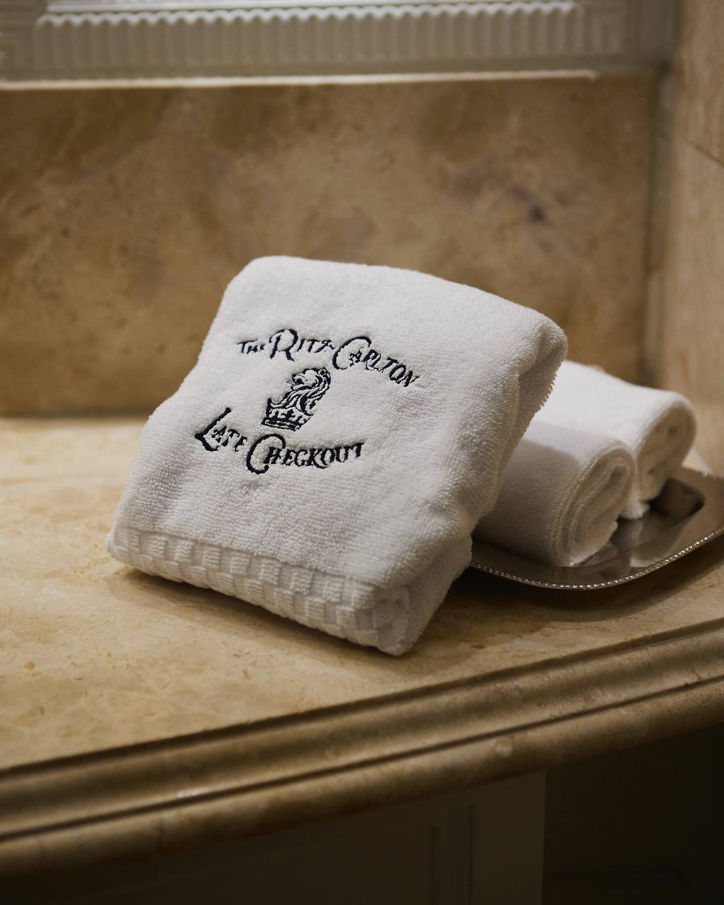 Ritz-Carlton × Late Checkout
— люблю отельную нишу и всегда с большим удовольствием наблюдаю за бренд-активностями в ней✨
Хотя эта коллаборация, мне кажется, получилась скучноватая, здорово, что она в... | Сетка — социальная сеть от hh.ru