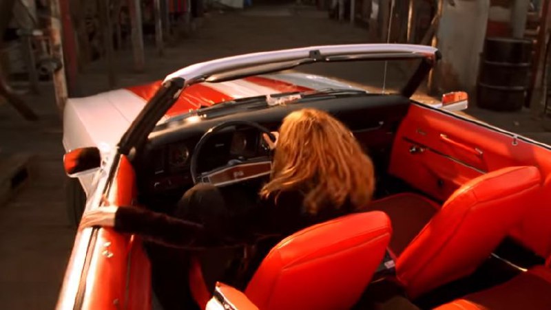 #фифобзор
В Агентах Чарли очень много разных видов транспорта — мотоциклы, автомобили, грузовики. Героиня Дрю Берримор, например, ездит на красивущем "Камаро" 1969 года выпуска | Сетка — социальная сеть от hh.ru