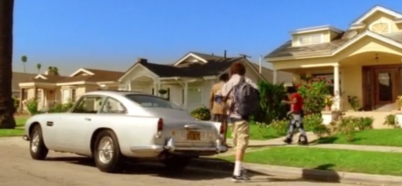 #фифобзор
В Агентах Чарли очень много разных видов транспорта — мотоциклы, автомобили, грузовики. Героиня Дрю Берримор, например, ездит на красивущем "Камаро" 1969 года выпуска | Сетка — социальная сеть от hh.ru