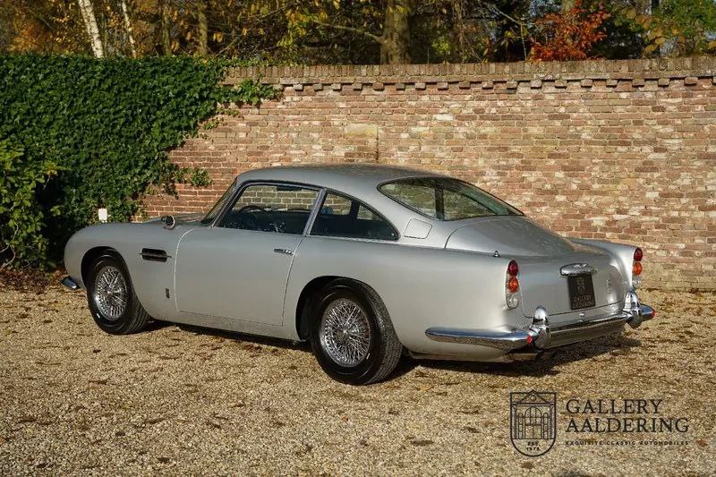 #фифобзор
В Агентах Чарли очень много разных видов транспорта — мотоциклы, автомобили, грузовики. Героиня Дрю Берримор, например, ездит на красивущем "Камаро" 1969 года выпуска | Сетка — социальная сеть от hh.ru