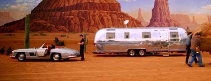 #фифобзор
В Агентах Чарли очень много разных видов транспорта — мотоциклы, автомобили, грузовики. Героиня Дрю Берримор, например, ездит на красивущем "Камаро" 1969 года выпуска | Сетка — социальная сеть от hh.ru