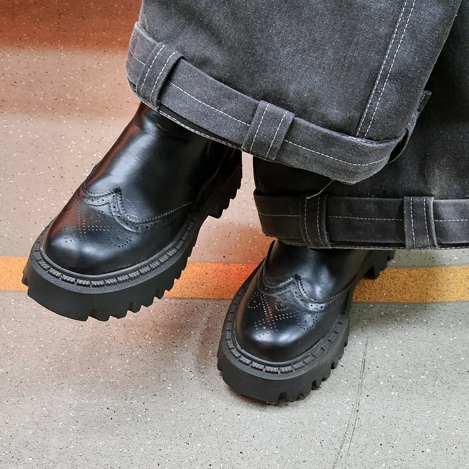 Старался вместить всю композицию в кадр, но КЛЁШ победил 😄
И о погоде 🌧
Сегодня в Москве небольшой дождь
Утром +6 🌧
Днём +7 🌧
Вечером +6 ☁️
#обувь #октябрь #2024г #ногимосковскогометро #NMMetro #метро... | Сетка — социальная сеть от hh.ru