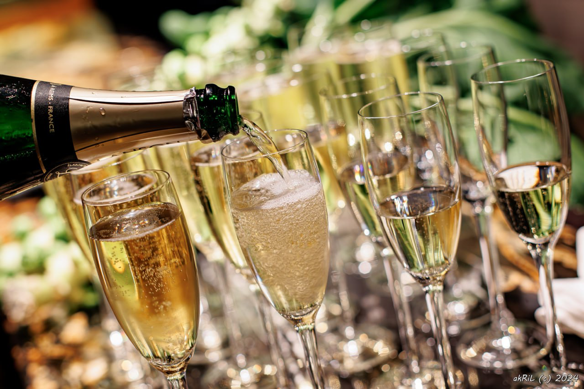 Впереди новогодние корпоративы! Это уникальная возможность для вашей компании весело провести время, укрепить командный дух и создать незабываемые воспоминания | Сетка — социальная сеть от hh.ru