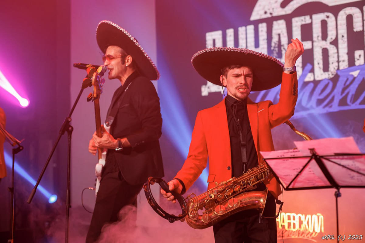 Впереди новогодние корпоративы! Это уникальная возможность для вашей компании весело провести время, укрепить командный дух и создать незабываемые воспоминания | Сетка — социальная сеть от hh.ru