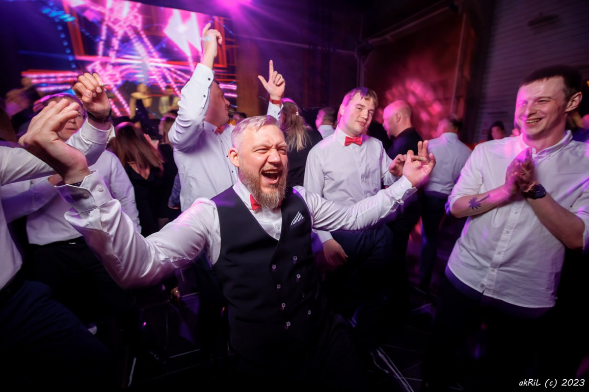 Впереди новогодние корпоративы! Это уникальная возможность для вашей компании весело провести время, укрепить командный дух и создать незабываемые воспоминания | Сетка — социальная сеть от hh.ru