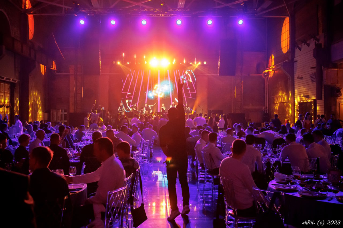 Впереди новогодние корпоративы! Это уникальная возможность для вашей компании весело провести время, укрепить командный дух и создать незабываемые воспоминания | Сетка — социальная сеть от hh.ru