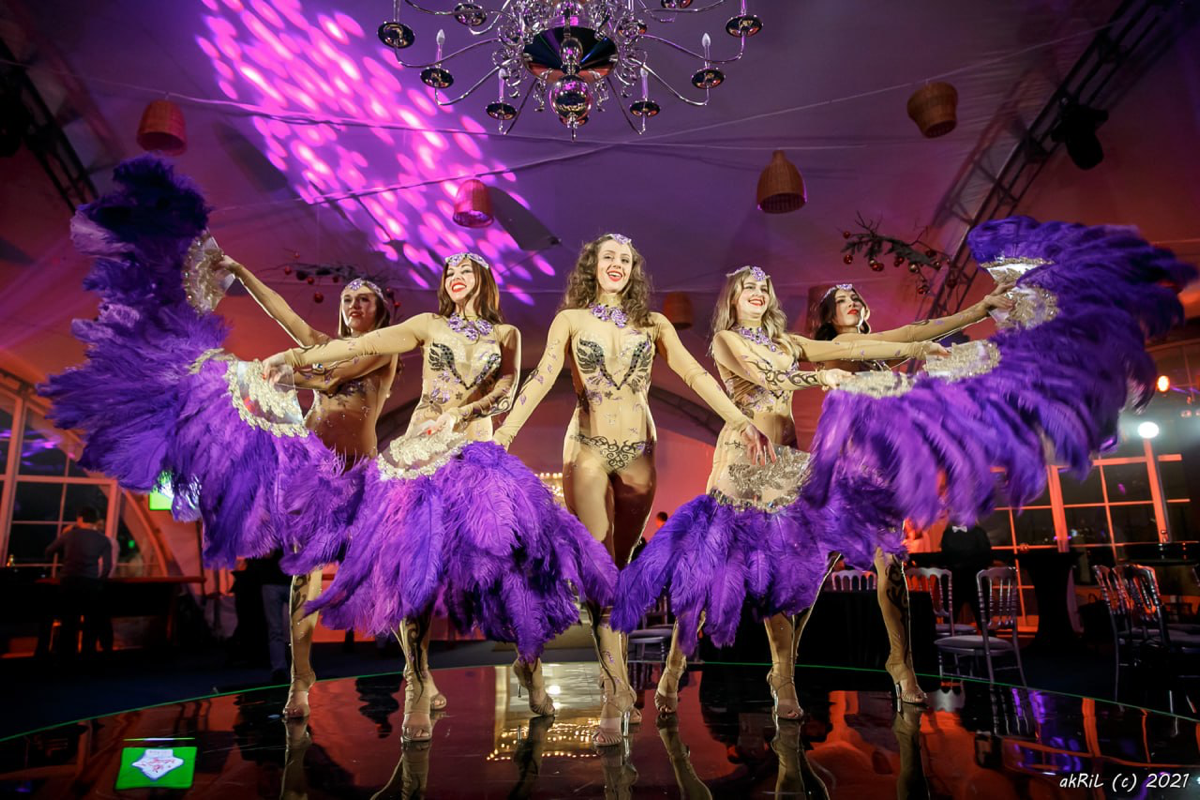 Впереди новогодние корпоративы! Это уникальная возможность для вашей компании весело провести время, укрепить командный дух и создать незабываемые воспоминания | Сетка — социальная сеть от hh.ru