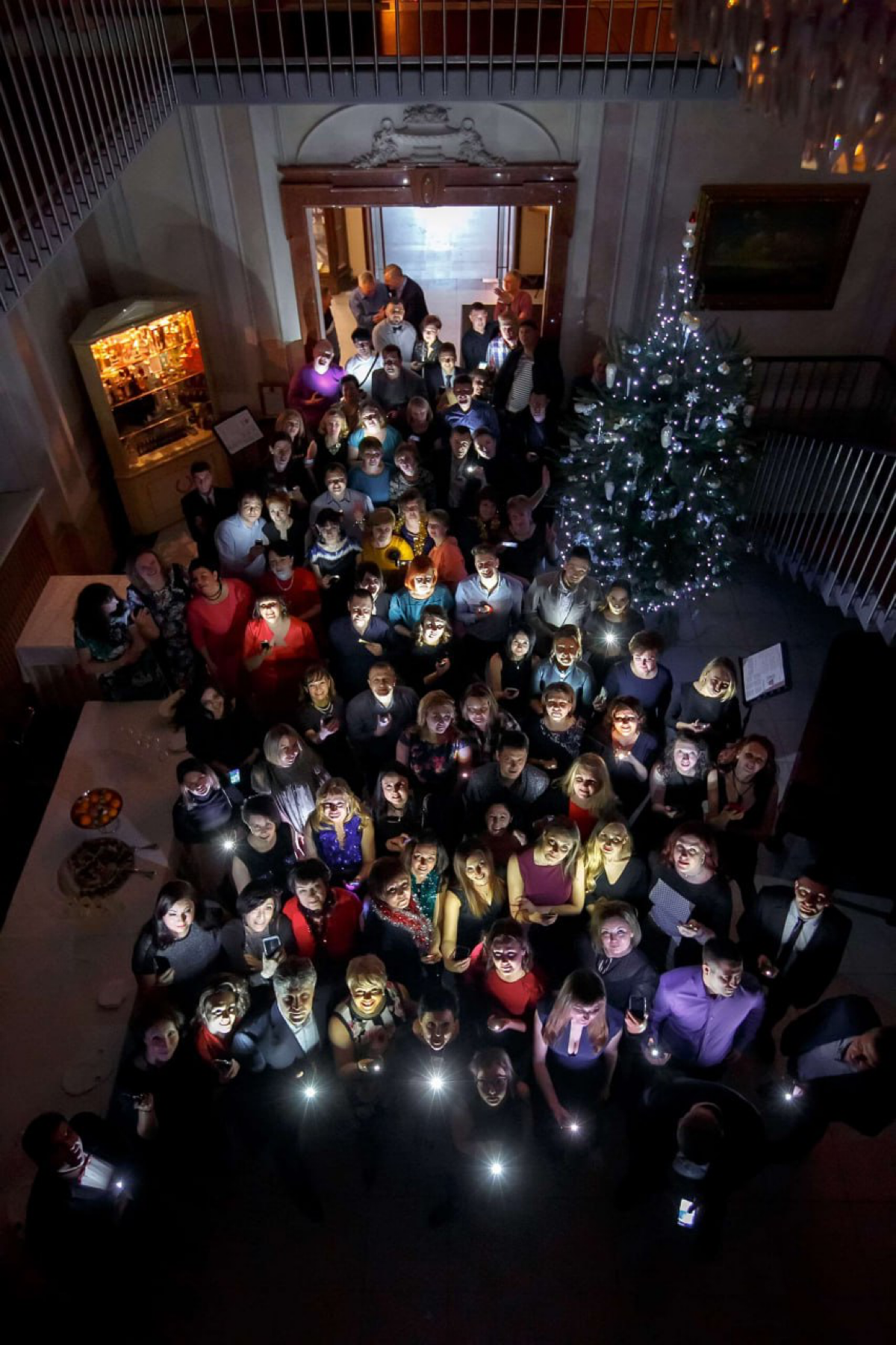 Впереди новогодние корпоративы! Это уникальная возможность для вашей компании весело провести время, укрепить командный дух и создать незабываемые воспоминания | Сетка — социальная сеть от hh.ru