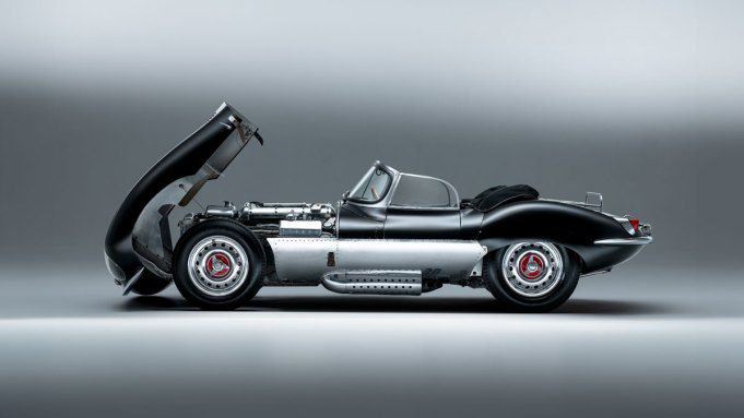 Совсем скоро на аукционе RM Sotheby's развернется нешуточная борьба за редчайший лот - Jaguar XKSS 1957 года. Этот Jaguar - один из 16 автомобилей, которые были переделаны из гоночных Jaguar D-Type | Сетка — социальная сеть от hh.ru
