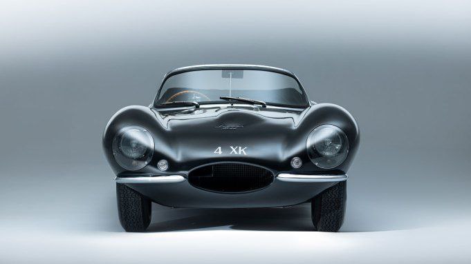 Совсем скоро на аукционе RM Sotheby's развернется нешуточная борьба за редчайший лот - Jaguar XKSS 1957 года. Этот Jaguar - один из 16 автомобилей, которые были переделаны из гоночных Jaguar D-Type | Сетка — социальная сеть от hh.ru