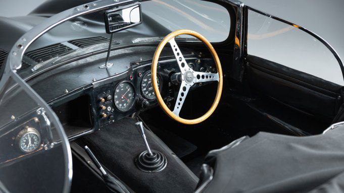 Совсем скоро на аукционе RM Sotheby's развернется нешуточная борьба за редчайший лот - Jaguar XKSS 1957 года. Этот Jaguar - один из 16 автомобилей, которые были переделаны из гоночных Jaguar D-Type | Сетка — социальная сеть от hh.ru