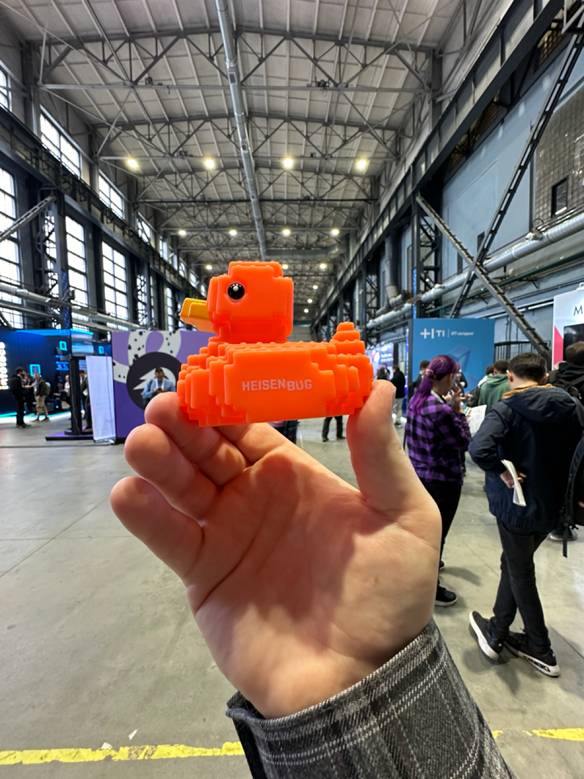 Сегодня на Heisenbug!
Конфа в красивом дизайн пространстве, есть стенды всех топовых компаний.
Начинаются доклады, свой план посещения скину в комменты файлом.
Пиши на какие доклады ты бы сходил/а | Сетка — социальная сеть от hh.ru