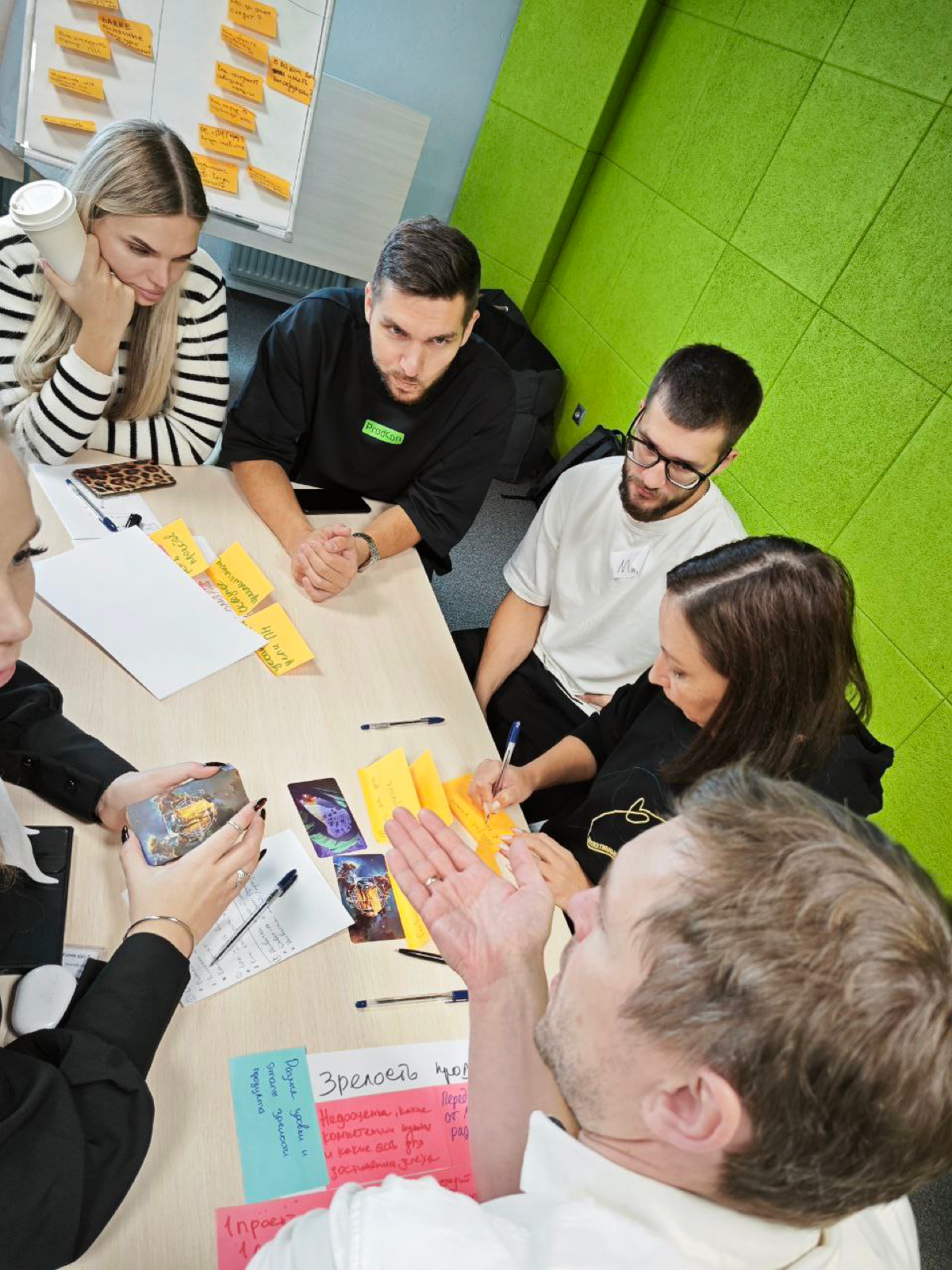 Команда Перспективных направлений изначально создавалась как распределенная. У такого подхода есть свои плюсы и минусы. Основной минус - часто теряется “чувство локтя” | Сетка — социальная сеть от hh.ru