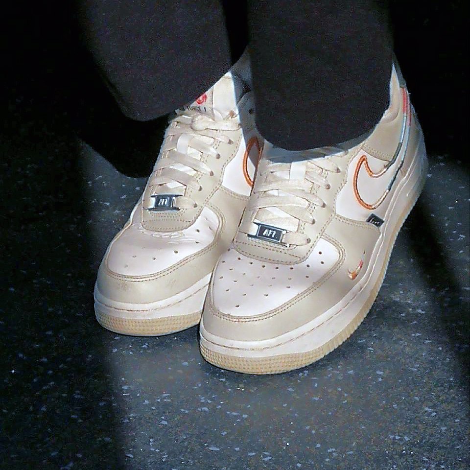 В ЛУЧАХ осеннего солнышка ☀️были пойманы...
Nike Air Force 1 Low "All Petals United"
#обувь #октябрь #2024г #ногимосковскогометро #NMMetro #метро #москва #белый #кроссы #Nike | Сетка — социальная сеть от hh.ru