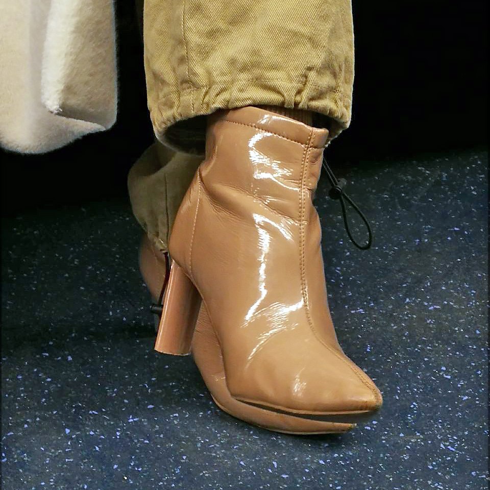 Ну согласитесь же — НА СТИЛЕ!?✨
И о погоде 🌥
Сегодня в Москве малооблачно
Утром +4 ☀️
Днём +6 🌤
Вечером +5 ☀️
#обувь #октябрь #2024г #ногимосковскогометро #NMMetro #метро #москва #бежевый #полусапожки | Сетка — социальная сеть от hh.ru