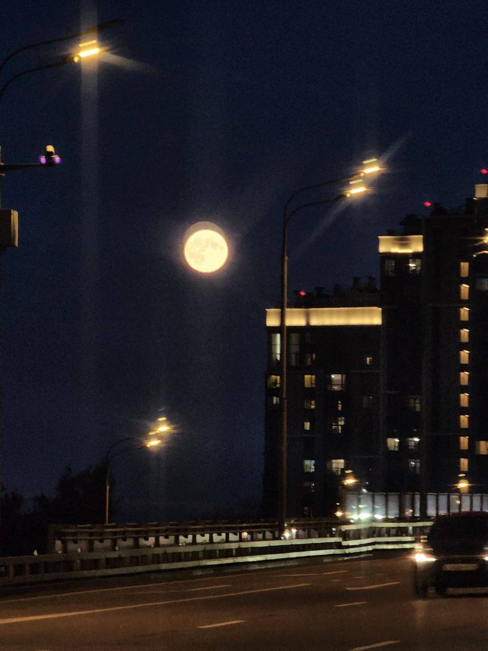 🌔 Кадры невероятного суперлуния в МосквеПрисылайте свои фотографии в комментарии 📸📲Подпишитесь на Вдвижении | Сетка — социальная сеть от hh.ru