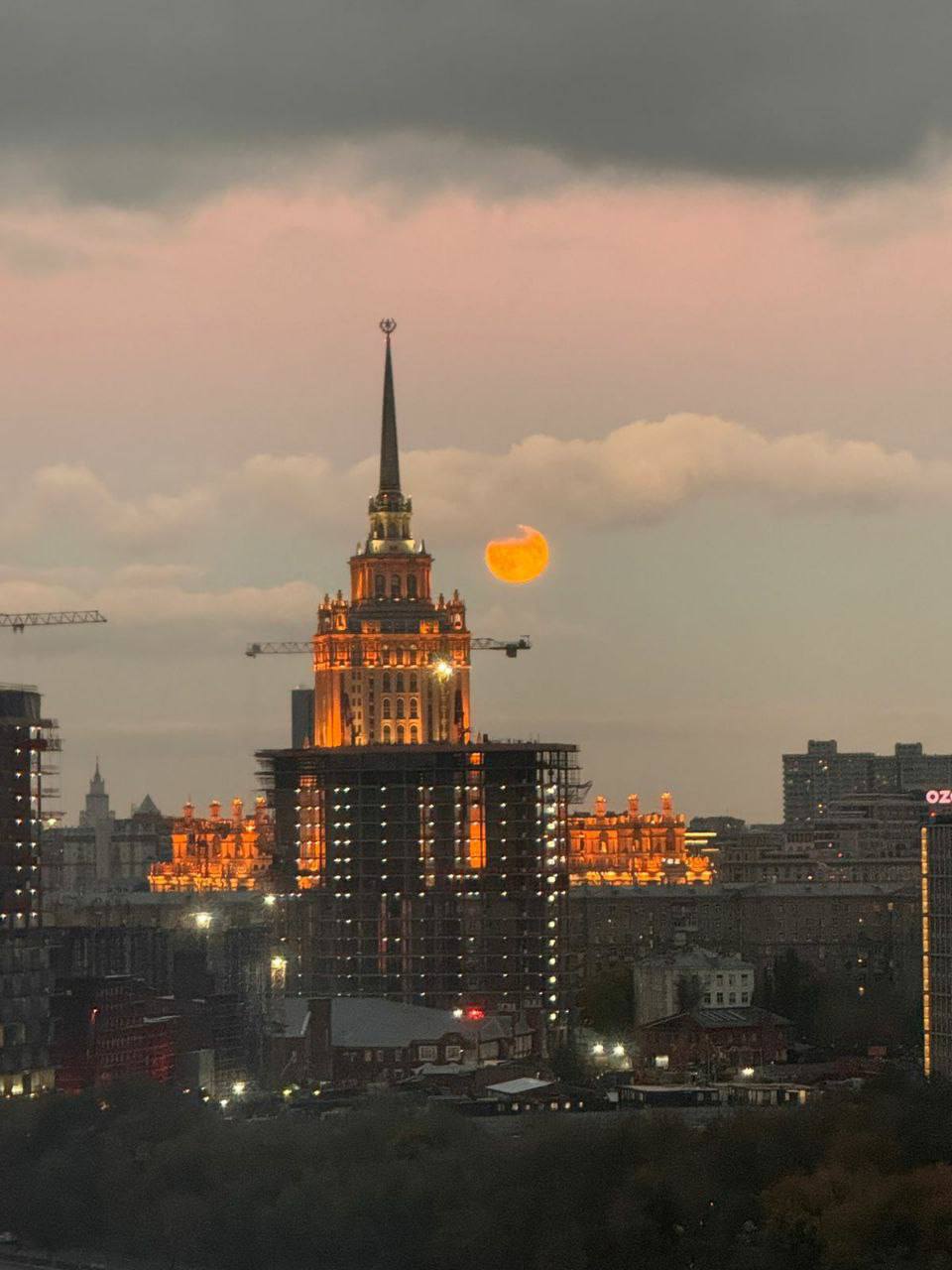 🌔 Кадры невероятного суперлуния в МосквеПрисылайте свои фотографии в комментарии 📸📲Подпишитесь на Вдвижении | Сетка — социальная сеть от hh.ru