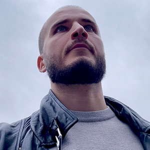 Денис Ларионов