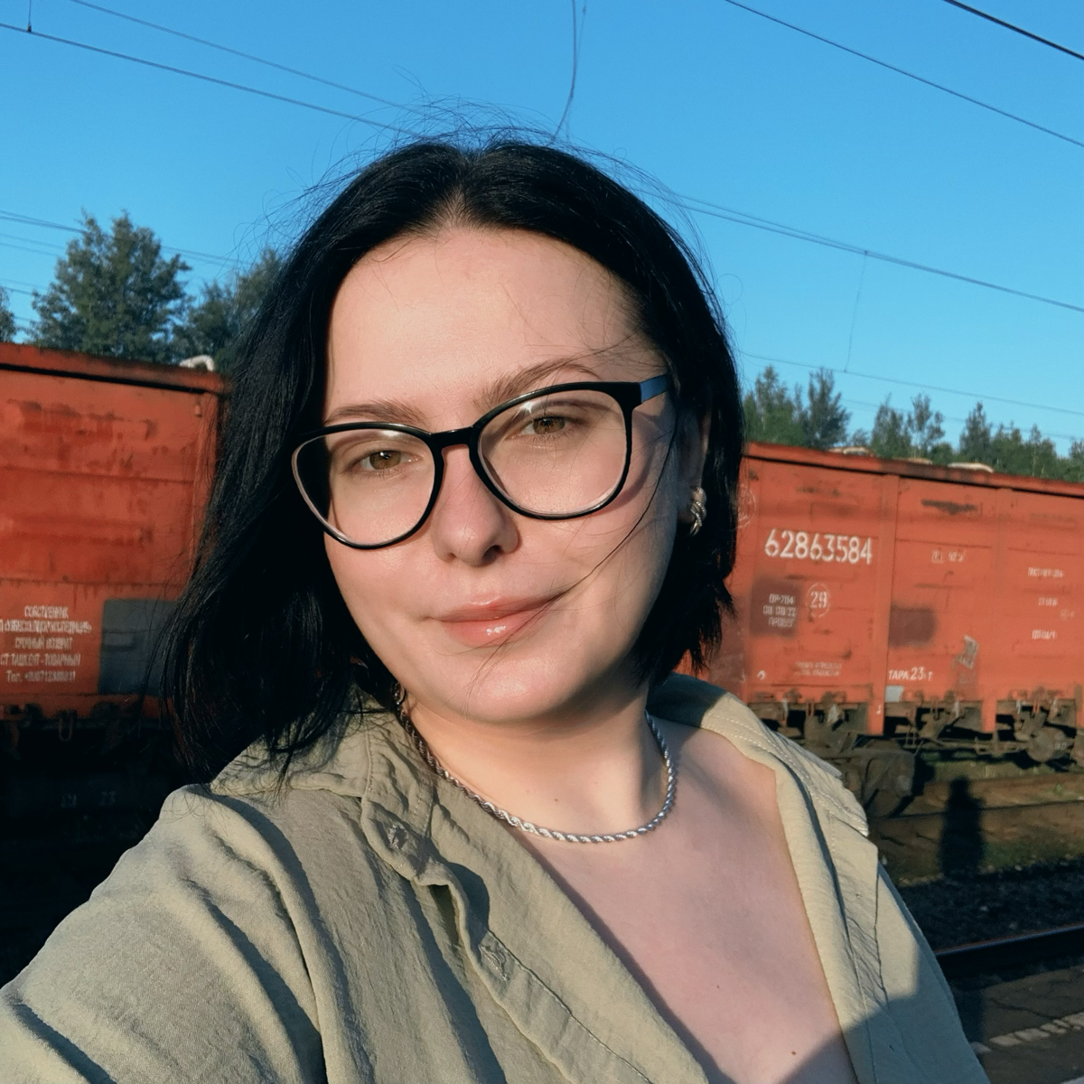 Привет, круг!
Меня зовут Ксения. Я из Московской области.
Я поддерживаю и внедряю продукты SAP ERP и SAP HANA более 6 лет. Сейчас расширяюсь как консультант в 1С, учусь и получаю сертификаты | Сетка — социальная сеть от hh.ru