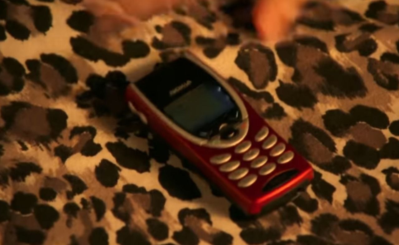 #фифобзор
В 2022 году Нокиа перевыпустила свою модель 8210, которая известна как раз по фильму "Ангелы Чарли" | Сетка — социальная сеть от hh.ru