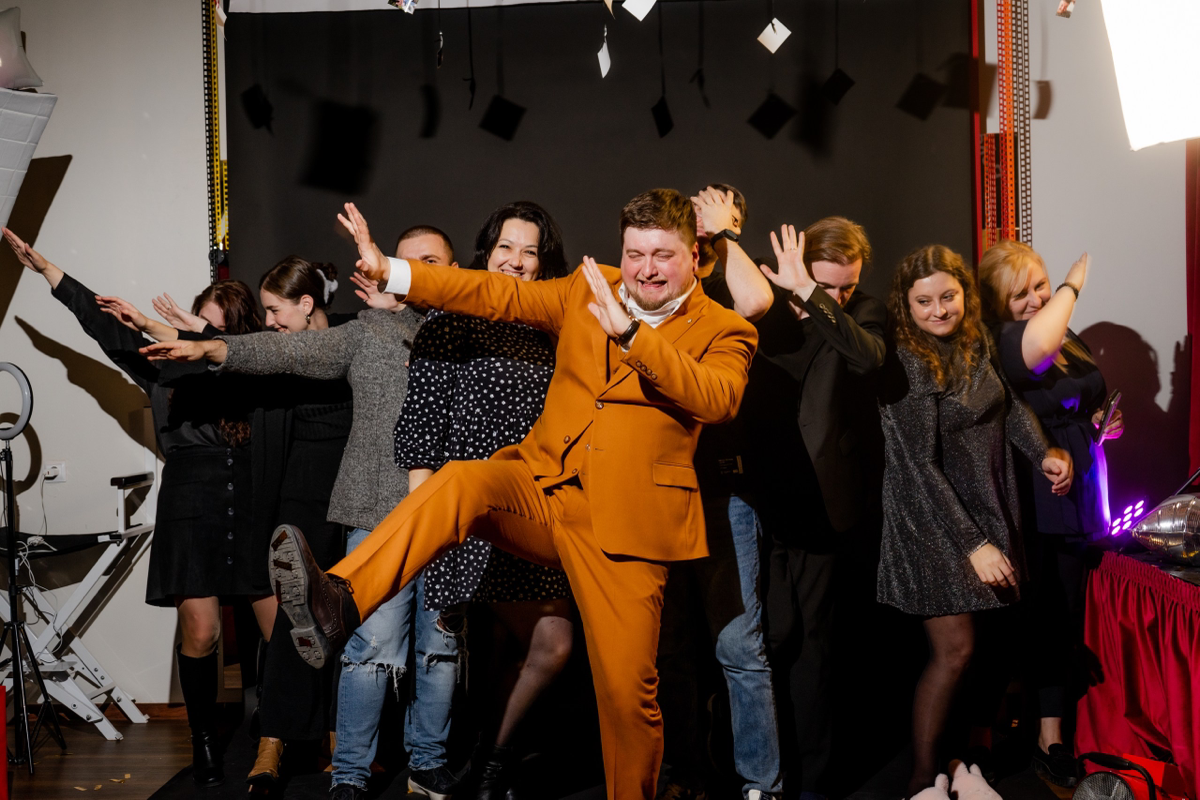 🎭Что такое Event-Театр?
Это команда!
Мы в корне изменили привычный подход к организации событий, объединив event и театр в наших постановках | Сетка — социальная сеть от hh.ru