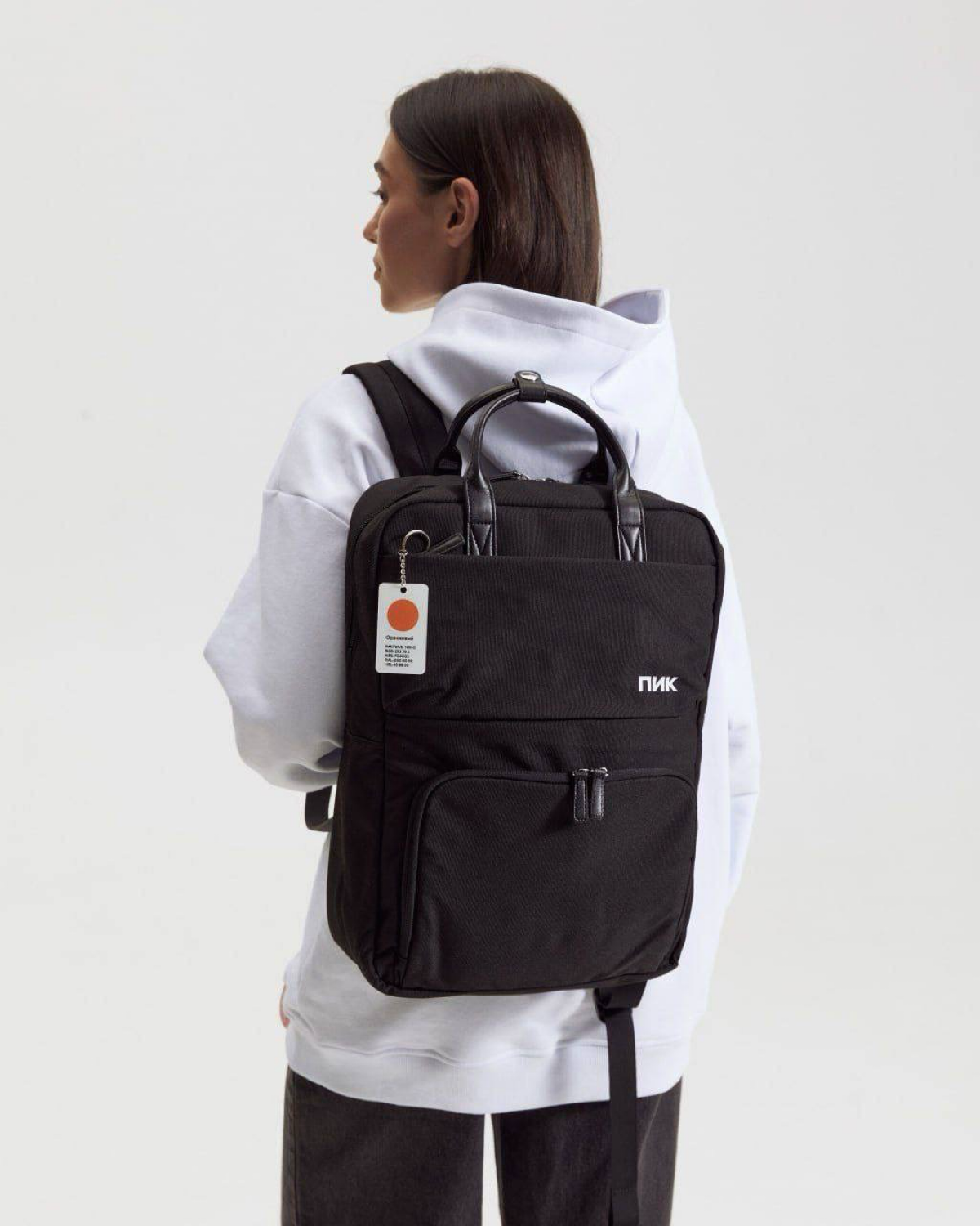 ПИК внезапно дропнул мерч.
Это первая коллекция компании и я могу сказать, что выглядит она очень достойно — разработать и реализовать всё это помогло агентство СберМаркетинг | Сетка — социальная сеть от hh.ru