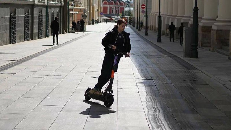 🛴 Для управления электросамокатами возможно необходимо будет получать права
Также власти хотят увеличить до 16 лет минимальный возраст пользователей самокатов, запретить передвигаться СИМ по тротуарам... | Сетка — социальная сеть от hh.ru
