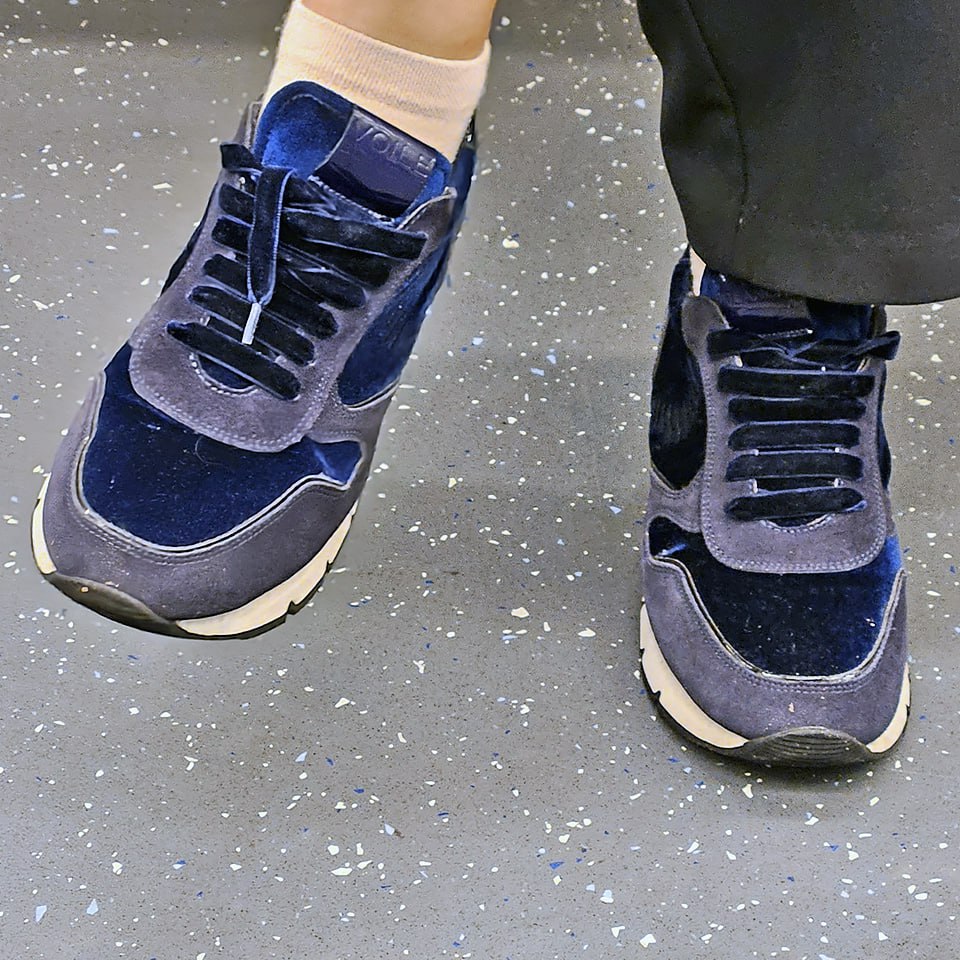 БАРХАТНОЙ ОСЕНИ ВАМ! 🍁
И тут не только шикарный синий бархат на кроссах, но и шнурочки такие же бархатные!
И это кроссы от молодой итальянской 🇮🇹 компании Voile Blance
Самой модельки не нашёл, скорее ... | Сетка — социальная сеть от hh.ru