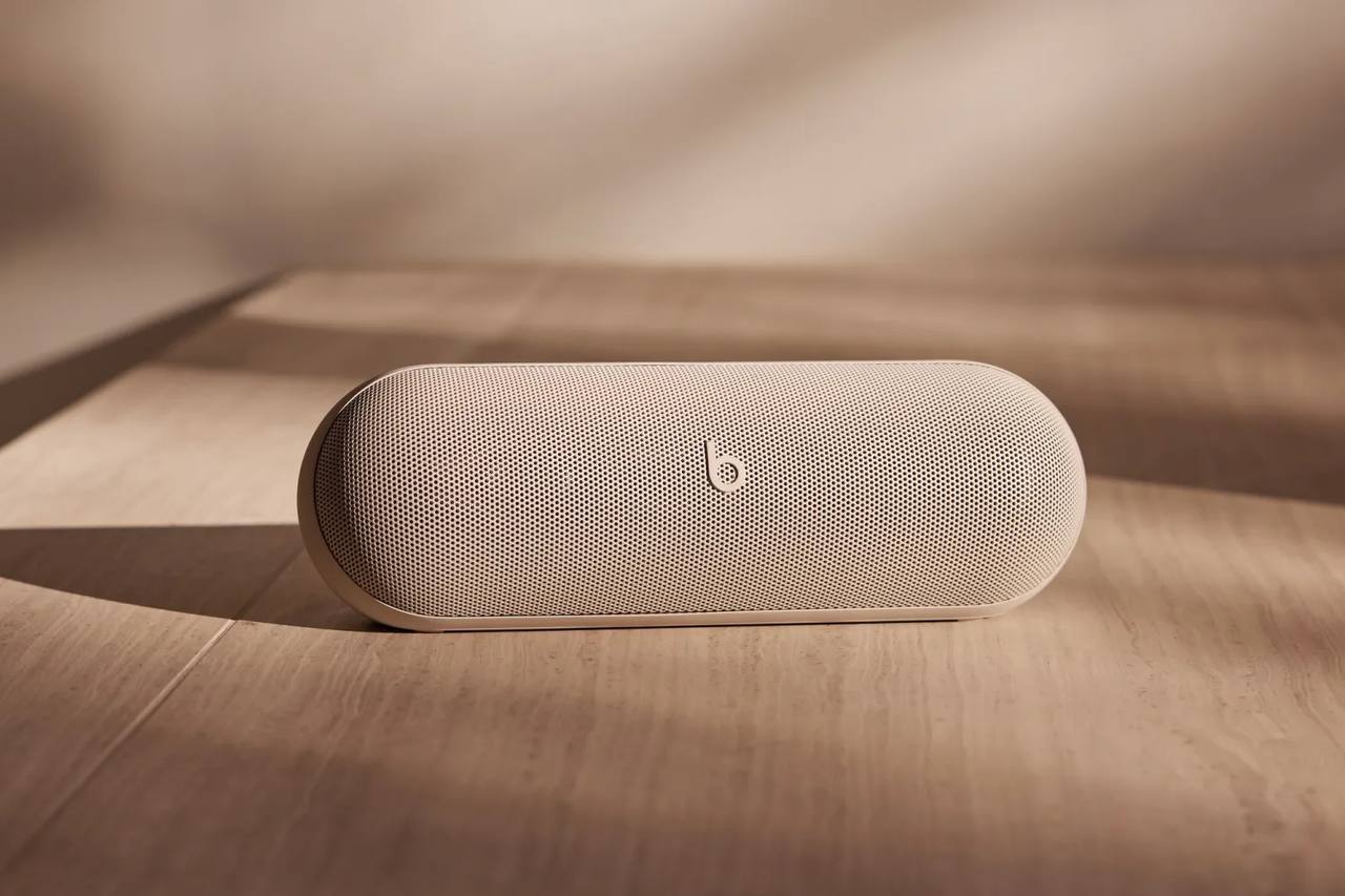 Beats заколабился с Ким Кардяшьян для выпуска лимитированных портативных колонок Pill.
Kim Special Edition получили два лаконичных цветовых решения: Dark Gray и Light Gray | Сетка — социальная сеть от hh.ru
