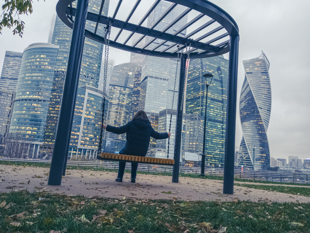 Напротив Москва-Сити установили качели с видом на Сити 😁 Для фотографов и блогеров очень даже классная площадка.
Просто качаться неудобно 😂 | Сетка — социальная сеть от hh.ru