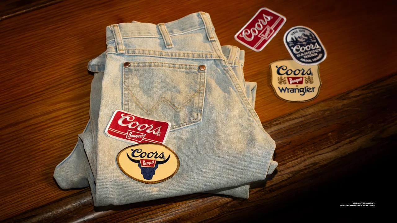 Культовый бренд одежды Wrangler заколабился с пивоварней Coors для выпуска уникальной линейки джинс.
Модель Wrangler Cowboy подвергли обработке, в ходе которой джинсы выстирали в пиве | Сетка — социальная сеть от hh.ru