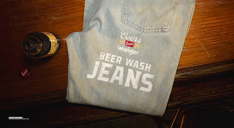 Культовый бренд одежды Wrangler заколабился с пивоварней Coors для выпуска уникальной линейки джинс.
Модель Wrangler Cowboy подвергли обработке, в ходе которой джинсы выстирали в пиве | Сетка — социальная сеть от hh.ru