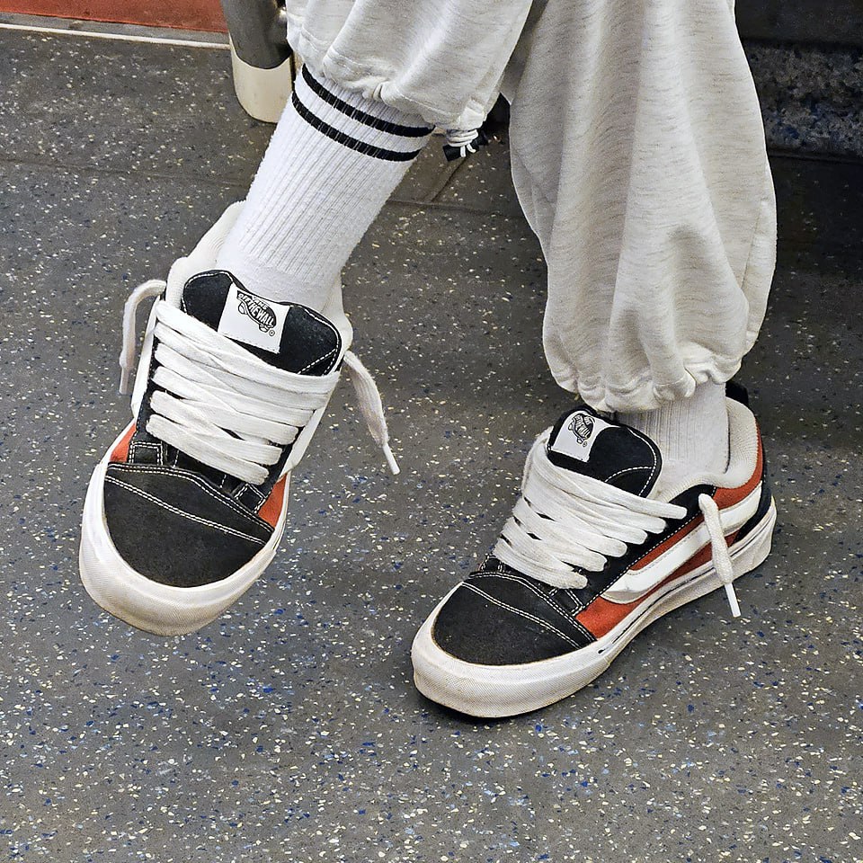 VANS-ы, ну опять вы со своими шнурками ✨
Шнурки на ВАНСАХ живут именно так, доказаноРАНЕЕ))
И это - Vans Knu Skool Black Red
Про историю марки VANS писали РАНЕЕ ВОТ ТУТ
**
И о погоде ☀️
Сегодня в Моск... | Сетка — социальная сеть от hh.ru