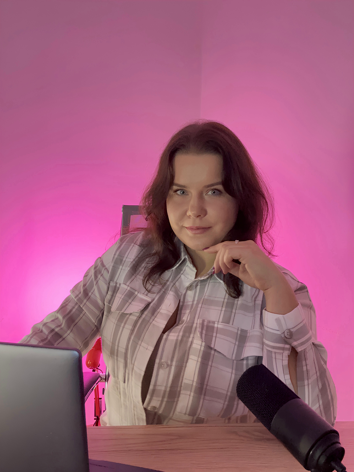Всем привет! 👋
С вами типография "Юка", и я — Юлия, руководитель нашего творческого пространства | Сетка — социальная сеть от hh.ru