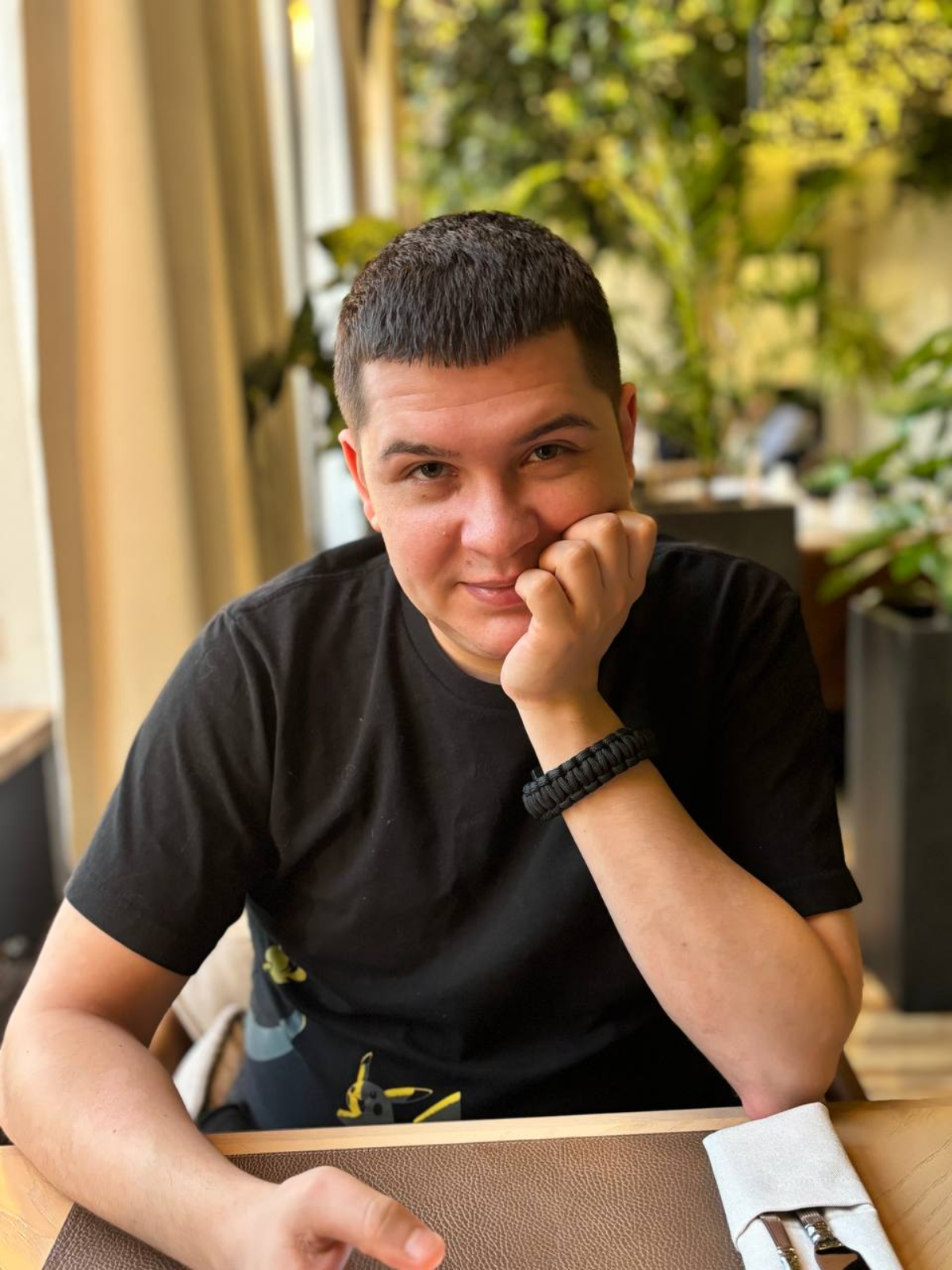 #постзнакомство
Привет, меня зовут Александр Суханов, и я рад познакомиться с вами! Вот уже два года я погружен в мир маркетинга, где применяю свои навыки и креативность для создания эффективных страт... | Сетка — социальная сеть от hh.ru