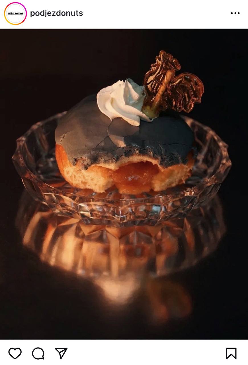 Какой кайф — ювелир Катя Снэп открыла пончиковую «Подъезд» с мак-си-маль-но думерской эстетикой. В меню есть пончики с отсылкой к «Гражданской обороне» или с проездным билетиком, как из детства | Сетка — социальная сеть от hh.ru